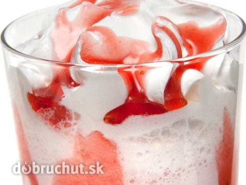 Biela pena s jahodami